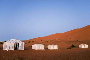 le tentes sont ensemble en haut dans le désert photo