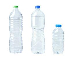 bouteille d'eau en plastique isolé sur fond blanc. photo