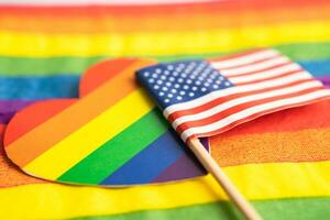 drapeau américain américain sur fond arc-en-ciel drapeau symbole du mouvement social du mois de la fierté gay lgbt le drapeau arc-en-ciel est un symbole des lesbiennes, gays, bisexuels, transgenres, droits de l'homme, tolérance et paix. photo