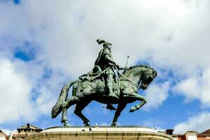 une statue de une homme sur une cheval photo