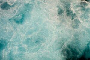 le océan est bleu et blanc avec certains vagues photo