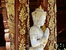blanc Bouddha statue à wat phra chanter dans chiang rai, Bouddha statue à le ancien temple, paisible image de une Bouddha statue, le phra siffler Bouddha ou phra chanter est une statue de lanna art photo