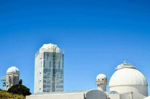 le observatoire bâtiment avec Trois grand télescopes photo