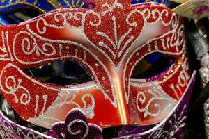 une proche en haut de une carnaval masque photo