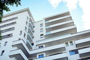 marque Nouveau appartement bâtiment sur ensoleillé journée. moderne Résidentiel architecture. moderne plusieurs familles appartement maison. photo