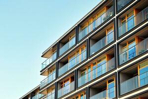 moderne appartement bâtiment dans ensoleillé journée. extérieur, Résidentiel maison façade. photo