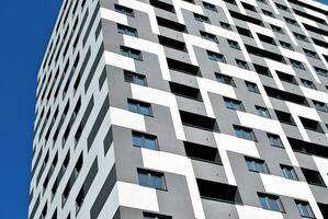 moderne appartement bâtiment dans ensoleillé journée. extérieur, Résidentiel maison façade. photo