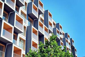 moderne appartement bâtiment dans ensoleillé journée. extérieur, Résidentiel maison façade. photo