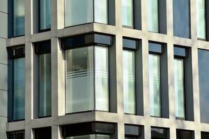 verre bâtiment avec transparent façade de le bâtiment et bleu ciel. de construction verre mur reflétant bleu ciel. photo