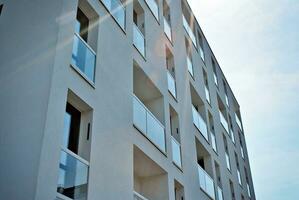 moderne appartement bâtiment dans ensoleillé journée. extérieur, Résidentiel maison façade. photo