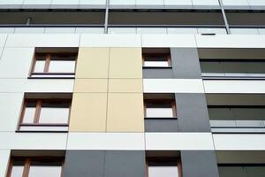 moderne appartement bâtiment dans ensoleillé journée. extérieur, Résidentiel maison façade. photo