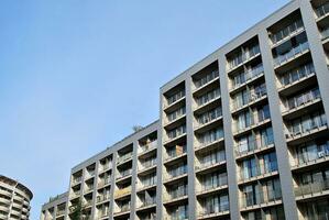 nouvel immeuble d'appartements avec balcons vitrés. maisons d'architecture moderne en bord de mer. grand vitrage sur la façade du bâtiment. photo