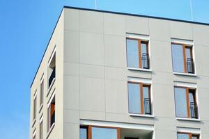 nouvel immeuble d'appartements avec balcons vitrés. maisons d'architecture moderne en bord de mer. grand vitrage sur la façade du bâtiment. photo