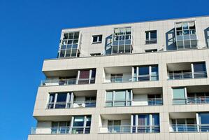 nouvel immeuble d'appartements avec balcons vitrés. maisons d'architecture moderne en bord de mer. grand vitrage sur la façade du bâtiment. photo