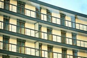 nouvel immeuble d'appartements avec balcons vitrés. maisons d'architecture moderne en bord de mer. grand vitrage sur la façade du bâtiment. photo