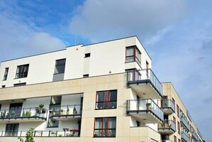 marque Nouveau appartement bâtiment sur ensoleillé journée. moderne Résidentiel architecture. moderne plusieurs familles appartement maison. photo