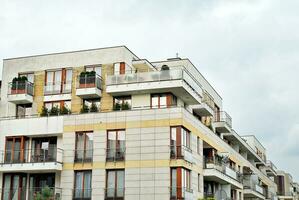 marque Nouveau appartement bâtiment sur ensoleillé journée. moderne Résidentiel architecture. moderne plusieurs familles appartement maison. photo