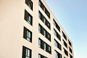 moderne appartement bâtiment dans ensoleillé journée. extérieur, Résidentiel maison façade. photo