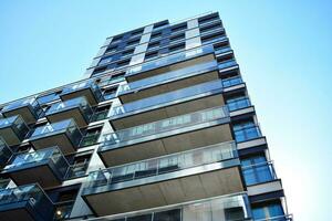 moderne appartement bâtiment dans ensoleillé journée. extérieur, Résidentiel maison façade. photo