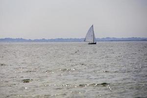 voilier naviguant sur l'océan ouvert photo