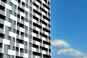 moderne appartement bâtiment dans ensoleillé journée. extérieur, Résidentiel maison façade. photo