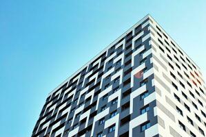 moderne appartement bâtiment dans ensoleillé journée. extérieur, Résidentiel maison façade. photo