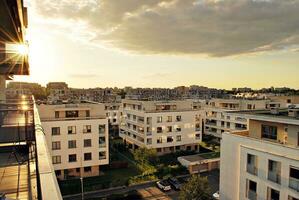 moderne appartement bâtiment dans ensoleillé journée. extérieur, Résidentiel maison façade. photo