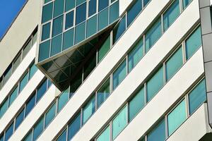 verre bâtiment avec transparent façade de le bâtiment et bleu ciel. de construction verre mur reflétant bleu ciel. photo