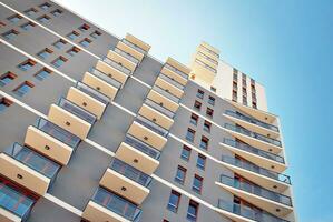 moderne appartement bâtiment dans ensoleillé journée. extérieur, Résidentiel maison façade. photo