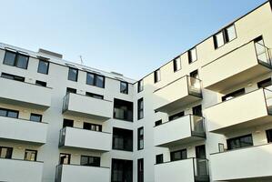 moderne appartement bâtiment dans ensoleillé journée. extérieur, Résidentiel maison façade. photo