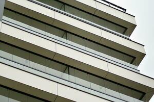 moderne appartement bâtiment dans ensoleillé journée. extérieur, Résidentiel maison façade. photo