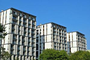 moderne appartement bâtiment dans ensoleillé journée. extérieur, Résidentiel maison façade. photo