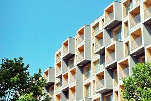 moderne appartement bâtiment dans ensoleillé journée. extérieur, Résidentiel maison façade. photo