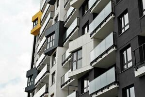 moderne appartement bâtiment dans ensoleillé journée. extérieur, Résidentiel maison façade. photo