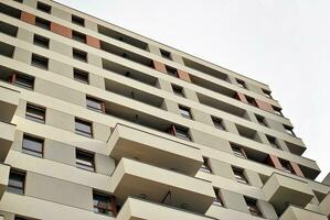 moderne appartement bâtiment dans ensoleillé journée. extérieur, Résidentiel maison façade. photo