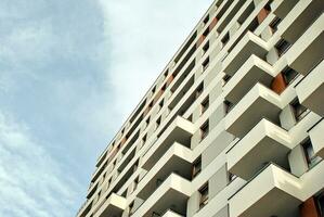 moderne appartement bâtiment dans ensoleillé journée. extérieur, Résidentiel maison façade. photo