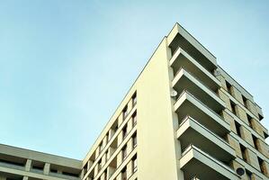 moderne appartement bâtiment dans ensoleillé journée. extérieur, Résidentiel maison façade. photo