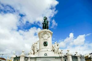 une vert statue de une homme sur Haut de une blanc piédestal photo