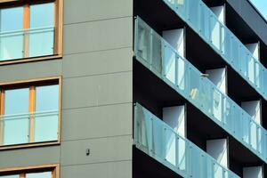 nouvel immeuble d'appartements avec balcons vitrés. maisons d'architecture moderne en bord de mer. grand vitrage sur la façade du bâtiment. photo