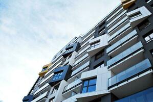 nouvel immeuble d'appartements avec balcons vitrés. maisons d'architecture moderne en bord de mer. grand vitrage sur la façade du bâtiment. photo