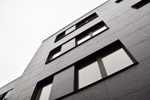 nouvel immeuble d'appartements avec balcons vitrés. maisons d'architecture moderne en bord de mer. grand vitrage sur la façade du bâtiment. photo