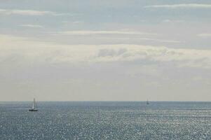 une voilier est en dehors sur le océan photo