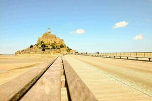 le mont Saint Michel est une célèbre touristique attraction dans France photo