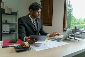 affaires homme travail avec portable. Jeune affaires homme en pensant concentré à travail. photo