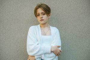 roux adolescent avec élégant court cheveux présente une audacieux regarder, portrait une Toile de exubérance photo