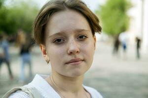 portrait de une adolescent fille avec court rouge cheveux rayonne cool confiance, une instantané de moderne jeunesse photo