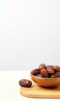 ai généré bol Rendez-vous sur en bois, blanc arrière-plan, Ramadan photo