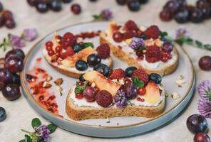 Bruschetta avec fruit et crème fromage photo