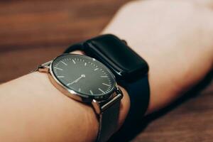 noir technologique intelligent montres et ordinaire mécanique montres avec une cadran. photo