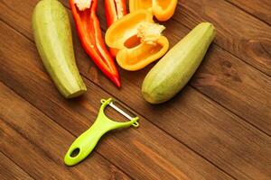 haché légumes, carottes, poivrons, Zucchini sur une légume éplucheur. photo